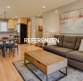 Ein modern eingerichtetes Wohnzimmer mit Sofa, Couchtisch und Wandbild, überlagert von dem Text "REFERENZEN".